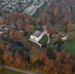 842198 Luchtfoto van landhuis Schoonoord met het omliggende park (Postweg 18) te Doorn, vanuit het zuidoosten. N.B. ...